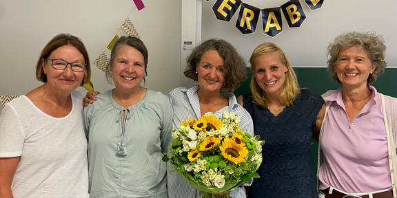 Ute Tietz, Dagmar Slickers, Kaja Subellok (mit einem Blumenstrauß in der Hand), Ilka Winterfeld und Jutta Cornelißen-Weghake nebeneinander stehend in einem Seminarraum