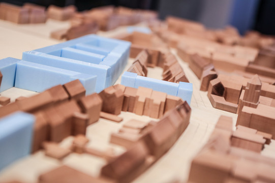 Modellbauwerkstatt_10 Ein kleines Modell einer Stadt aus Holz ist zu sehen.