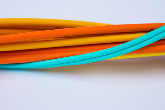 Buntes Kabel Verschiedene, ineinander verschlungene Kabel in Nahaufnahme.